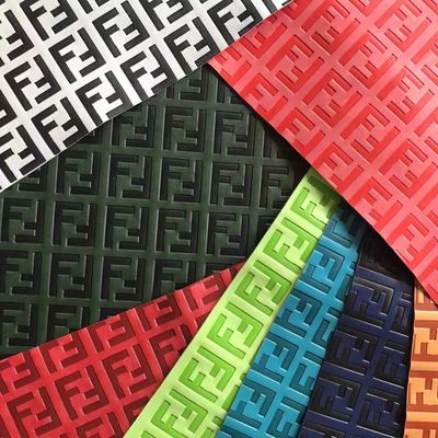 Tùy chỉnh Da tổng hợp dập nổi PU Vinyl đổi màu thời trang cho Túi giày Thảm trải bàn Vải giả da